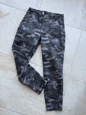 Kut from the Kloth Women’s Black & Gray Camo Cargo Pants